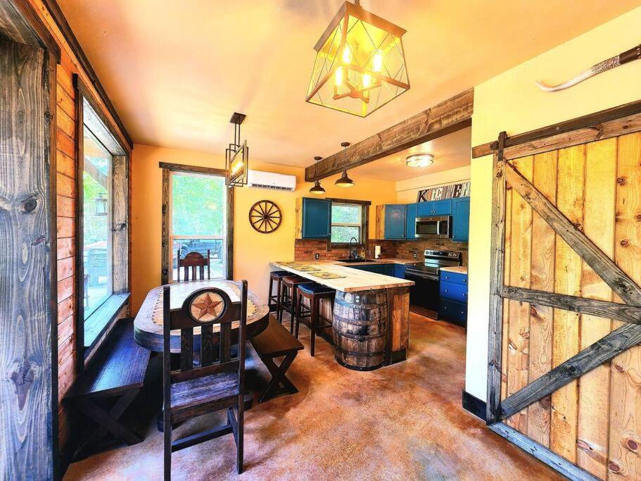 Waterfront Houston Hide Out In A Magical Forest *
