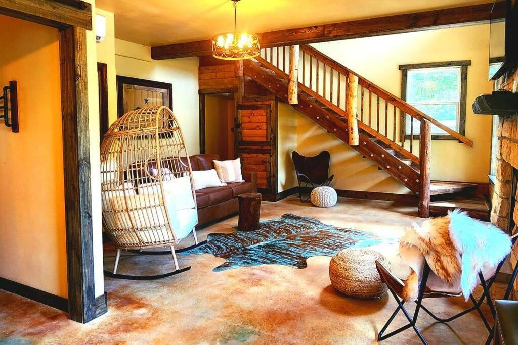 Waterfront Houston Hide Out In A Magical Forest Holiday home
